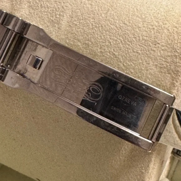 💯 Authentic Rolex Oyster Perpetual
Date 34mm - box and papers - Picture 4 of 8